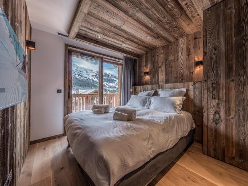 - une chambre avec un grand lit et une vue sur la montagne dans l'établissement Appartement de luxe pour 10 pers, terrasses, concierge, Méribel - FR-1-613-126, à Les Allues
