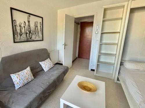 un salon avec un canapé et une table basse dans l'établissement Studio central avec parking, proche plage - FR-1-716-78, à La Grande Motte