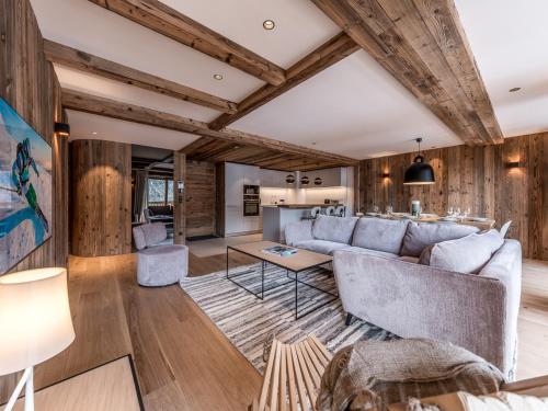 un salon avec un canapé et une table dans l'établissement Appartement de luxe pour 10 pers, terrasses, concierge, Méribel - FR-1-613-126, à Les Allues