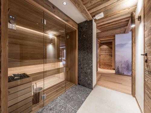 un sauna avec des murs en bois et une porte en verre dans l'établissement Séjour de luxe : sauna, hammam, home cinéma, concierge 5* - FR-1-613-128, à Les Allues