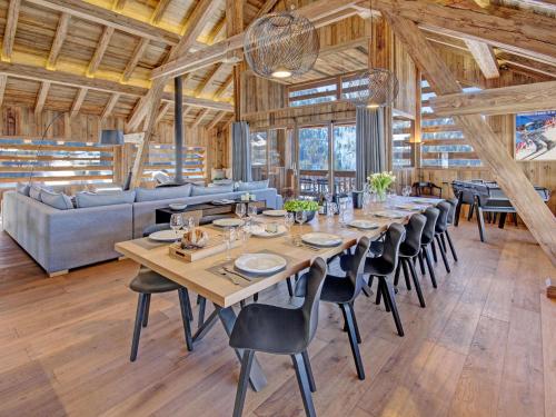 une salle à manger avec une longue table et des chaises dans l'établissement Chalet de luxe 5*, 15 pers., piscine, animaux admis, La Clusaz - FR-1-304-299, à La Clusaz