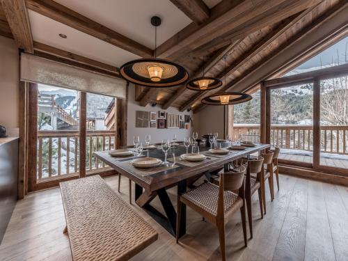une grande salle à manger avec une table et des chaises dans l'établissement Séjour de luxe : sauna, hammam, home cinéma, concierge 5* - FR-1-613-128, à Les Allues