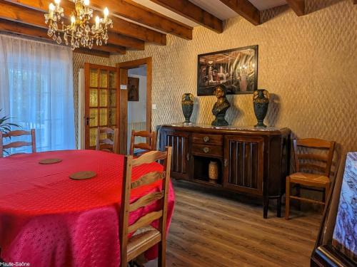 une salle à manger avec une table et un lustre dans l'établissement Grande Maison Familiale Rénovée à Froideterre - FR-1-583-374, à Froideterre