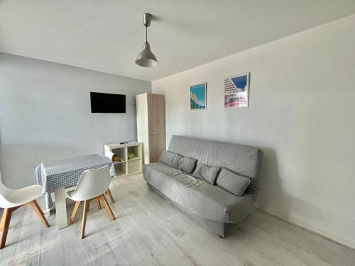 un salon avec un canapé et une table dans l'établissement Studio confortable pour 4 pers avec parking à 10 min de la plage - FR-1-716-77, à La Grande Motte