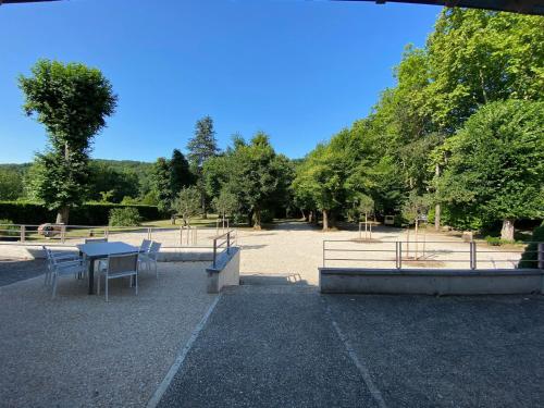 Φωτογραφία από το άλμπουμ του Gîte spacieux et confortable à Feneyrols proche de l'Aveyron - FR-1-605-48 σε Féneyrols
