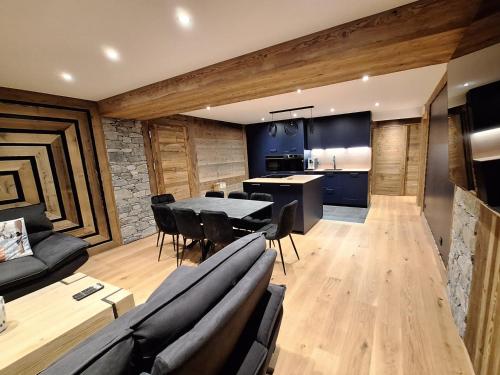 une cuisine et une salle à manger avec une table et des chaises dans l'établissement Appartement 7 personnes aux Gets avec Wi-Fi - FR-1-671-285, aux Gets
