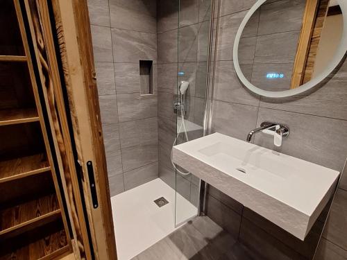 une salle de bain avec un lavabo et un miroir dans l'établissement Appartement 7 personnes aux Gets avec Wi-Fi - FR-1-671-285, aux Gets