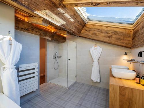 une salle de bain avec douche et lavabo dans l'établissement Chalet 5*****, 15 pers., proche piste, piscine, sauna - FR-1-304-300, à La Clusaz