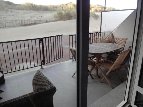 Photo de la galerie de l'établissement Appartement 4 pers, accès direct plage, terrasse au soleil - FR-1-482-150, à Fort-Mahon-Plage