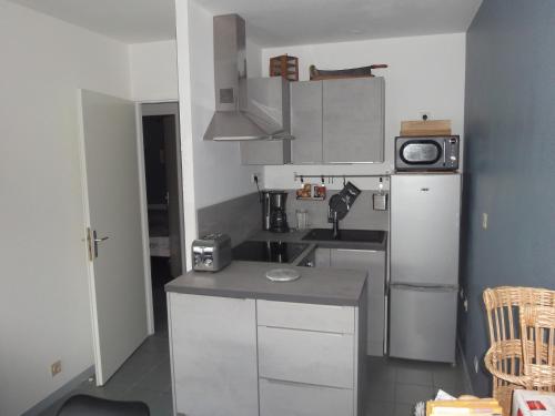 Photo de la galerie de l'établissement Appartement 4 pers, accès direct plage, terrasse au soleil - FR-1-482-150, à Fort-Mahon-Plage