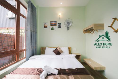 Postel nebo postele na pokoji v ubytování Alex Home Đà Lạt