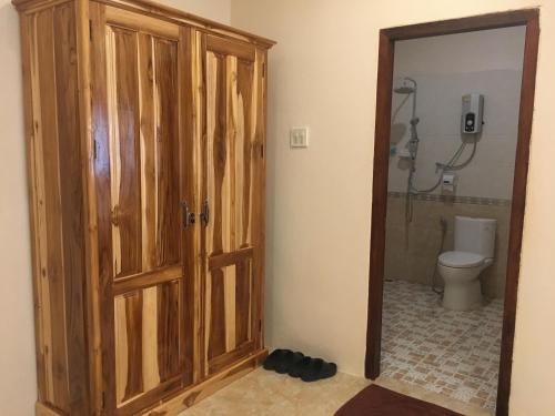 Bilik mandi di Leego Hotel
