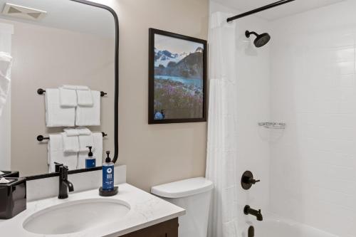un bagno con lavandino, WC e specchio di Worldmark Whistler Sundance a Whistler