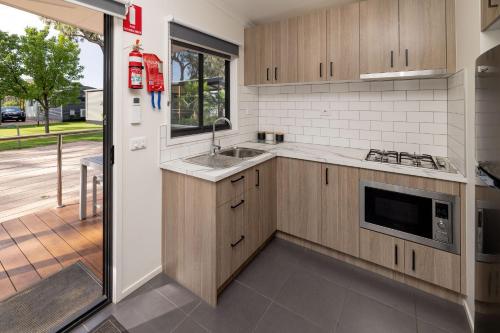 Η κουζίνα ή μικρή κουζίνα στο Discovery Parks - Renmark Riverfront