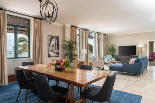 Μια τηλεόραση ή/και κέντρο ψυχαγωγίας στο The Royal Hawaiian, A Luxury Collection Resort, Waikiki