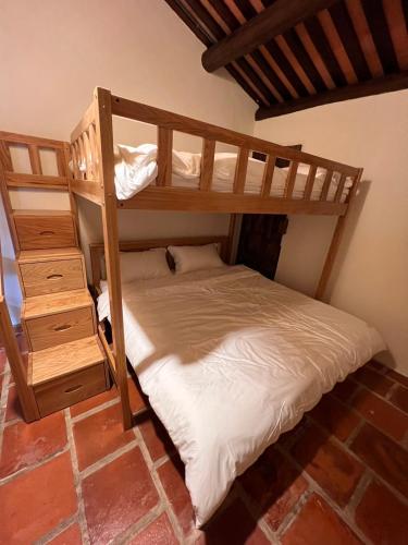 a bunk bed in a room with a bunk bedutenewayewayangering at 心如所院民宿 in Hsia-shih
