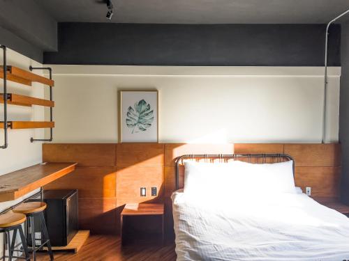 a bedroom with a bed and a table and chairs at Febe旅日子 in Taichung