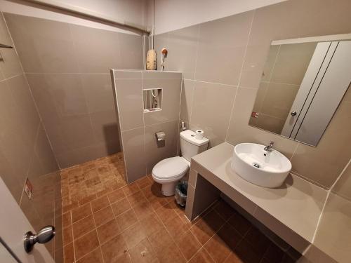 a bathroom with a white toilet and a sink at Slumberland at Pai in Pai