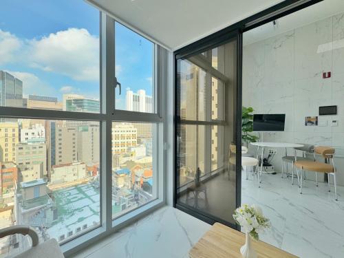 een kantoor met grote ramen en uitzicht op de stad bij The Comfort in Seoul