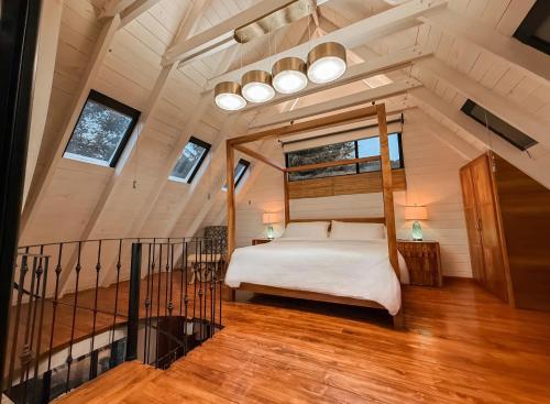 a bedroom with a bed in the middle of a room at Hotel Boutique La Casa Del Lago in Tzintzuntzán