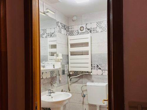 Ένα μπάνιο στο Hotel Dambovita
