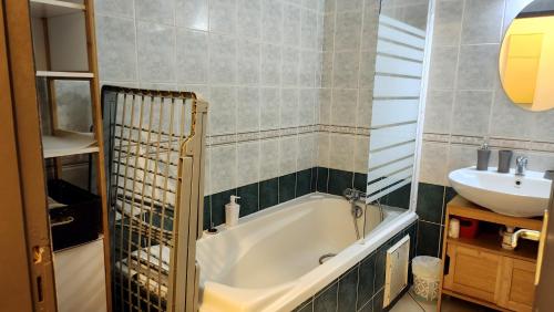 サン・ルイにあるEscale sudisteAppartement T2***のバスタブと洗面台のあるバスルーム
