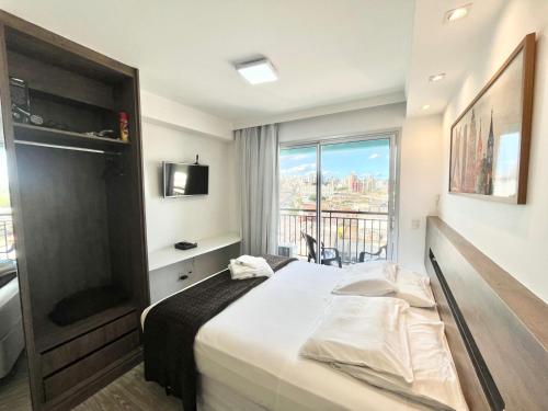 a hotel room with a bed and a window at Flat WiseSP - Expo Anhembi in Sao Paulo