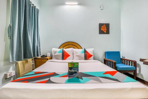 Postel nebo postele na pokoji v ubytování FabExpress Santhi Inn - 500 meters from Promenade Beach