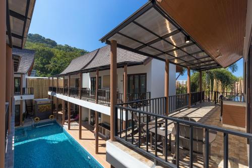 Bazén v ubytování Blue Palm Residence Kata nebo v jeho okolí