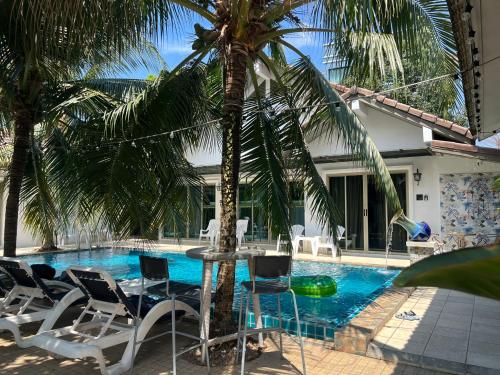 Πισίνα στο ή κοντά στο The Snug Airportel - Phuket Airport