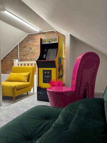 a room with a video game machine and a couch at Serenity House in Bournemouth