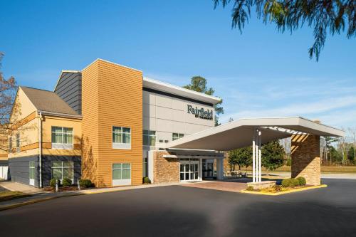 a hotel front of a building with a parking lot at Fairfield Inn & Suites by Marriott Chesapeake Suffolk in Chesapeake
