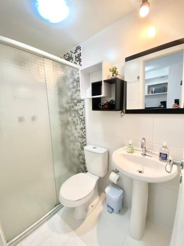 a bathroom with a toilet and a sink and a shower at Flat WiseSP - Expo Anhembi in Sao Paulo