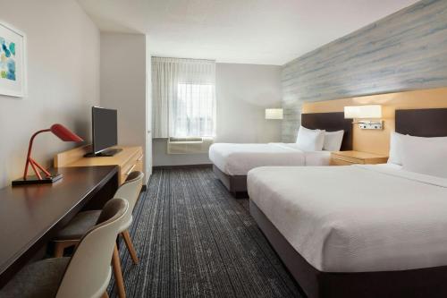 Postel nebo postele na pokoji v ubytování TownePlace Suites by Marriott London