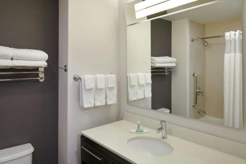 Koupelna v ubytování TownePlace Suites by Marriott London