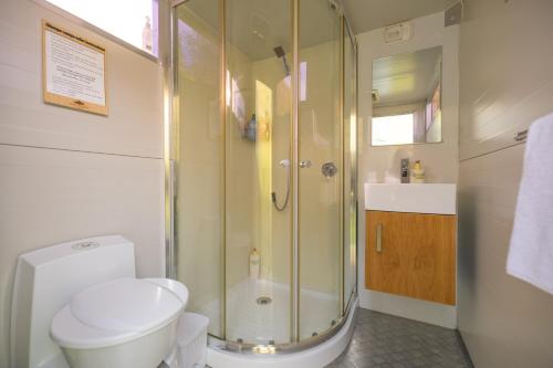 un bagno con doccia e WC di Glam Camping Queenstown a Queenstown