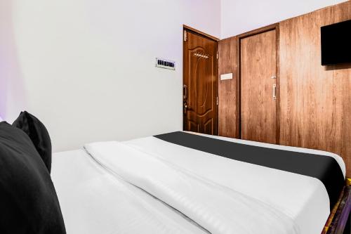 Postel nebo postele na pokoji v ubytování Super Hotel O Jessore Road Kolkata formerly Skyline Serenity
