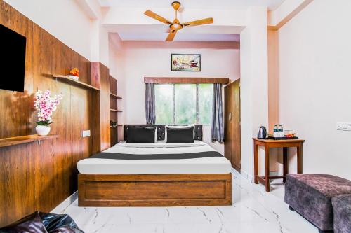 Postel nebo postele na pokoji v ubytování Super Hotel O Jessore Road Kolkata formerly Skyline Serenity