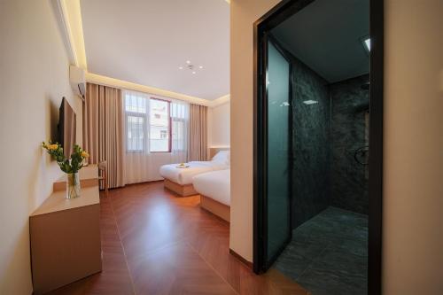 Postel nebo postele na pokoji v ubytování Jianshui Yunshui Inn