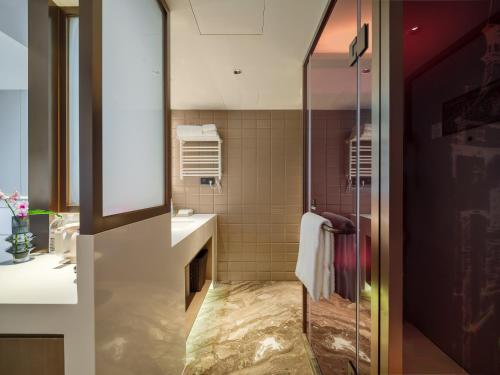 上海市にあるDonghu Collection Hotelのバスルーム(シャワー、シンク付)
