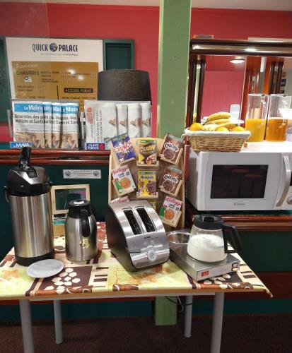 Dapur atau dapur kecil di Quick Palace Le Mans