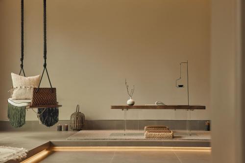 a living room with a bench and a table at Zamba Luminaria in Xinduqiao