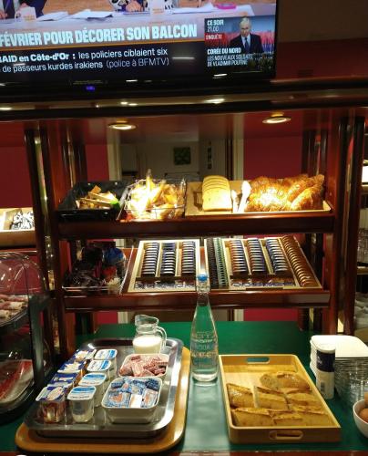 Makanan di atau berdekatan hotel