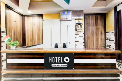 德里Super Hotel O Fazalpur的酒店大堂的酒店前台
