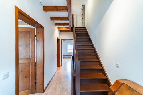 a staircase in a house with wooden floors at Ferienhaus Niederrhein Kalkar - Traumhaus in klein am Niederrhein in Kalkar