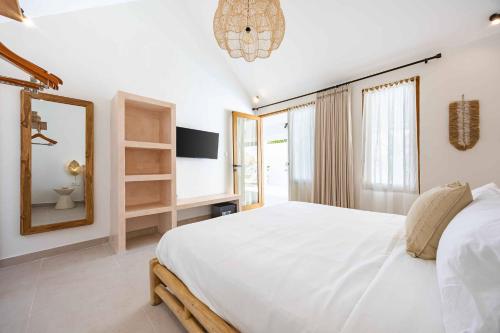 Katil atau katil-katil dalam bilik di Casa Kokoon - NEW Bright & Quiet 2BR Mertanadi Seminyak with Private Pool and Parking