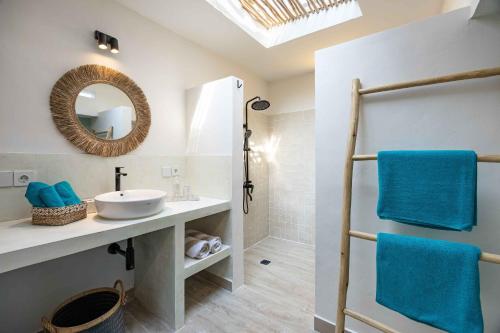 Bilik mandi di Casa Kokoon - NEW Bright & Quiet 2BR Mertanadi Seminyak with Private Pool and Parking