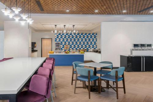 Ресторан / где поесть в Fairfield by Marriott Inn & Suites Norfolk