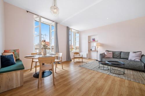 un salon avec un canapé et une table dans l'établissement Le Saint Michel,dernier étage, vieux Menton, zone piétonne, à Menton