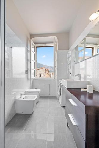 une salle de bain avec un lavabo, une baignoire et des toilettes dans l'établissement Le Saint Michel,dernier étage, vieux Menton, zone piétonne, à Menton